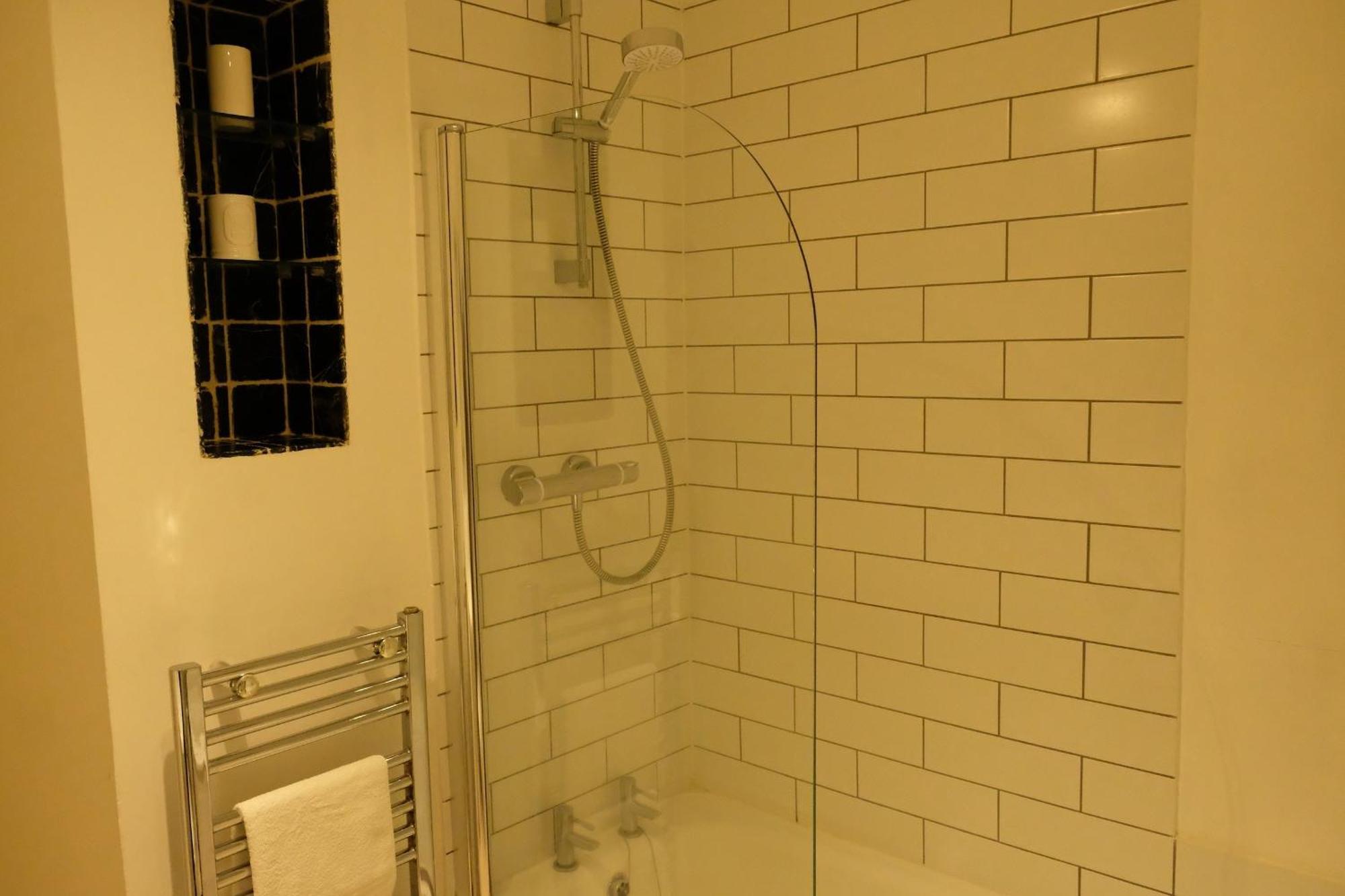 Spacious City Centre Apartment Bath Eksteriør bilde